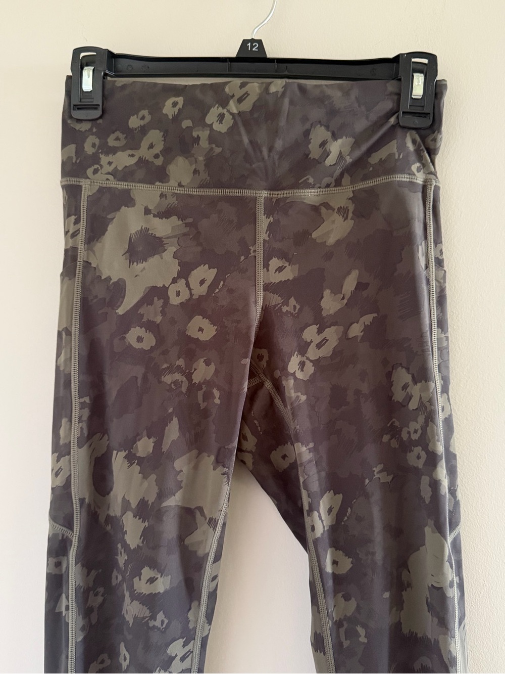 Vuori Stride Leggings Small Green Camo High Rise 7/8 Running Yoga Side Pocket - Picture 3 of 14